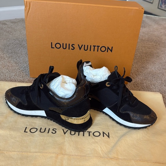 Louis Vuitton - Picture 3 of 17